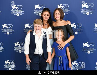 (220904) -- VENEDIG, 4. September 2022 (Xinhua) -- die Schauspieler Patrizio Francioni (L, vorne), Penelope Nieto Conti (L, hinten), Maria Chiara Goretti (R, vorne) und Luana Giuliani nehmen an einer Fotoschau für den Film 'L'immensita' während des Internationalen Filmfestivals von Venedig 79. in Venedig, Italien, am 4. September 2022 Teil. (Xinhua/Jin Mamengni) Stockfoto