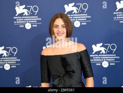 (220904) -- VENEDIG, 4. September 2022 (Xinhua) -- die Schauspielerin Luana Giuliani nimmt an einer Fotoschau für den Film 'L'immensita' während der Internationalen Filmfestspiele Venedig 79. in Venedig, Italien, am 4. September 2022 Teil. (Xinhua/Jin Mamengni) Stockfoto