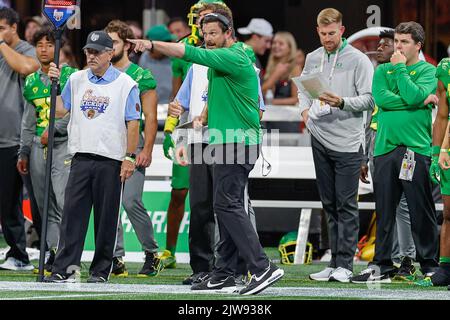 3. September 2022: Dan Lanning, Cheftrainer von Oregon, spielte während des Kick-fil-A Kickoff-Spiels mit den Georgia Bulldogs und den Oregon Ducks im Mercedes Benz Stadium in Atlanta, Georgia. Georgien besiegt Oregon 49-3. Cecil Copeland/CSM Stockfoto