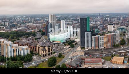 Eine Luftaufnahme der ersten Direct Arena und der umliegenden Gebäude im Arena Quarter in einer Skyline von Leeds Stockfoto