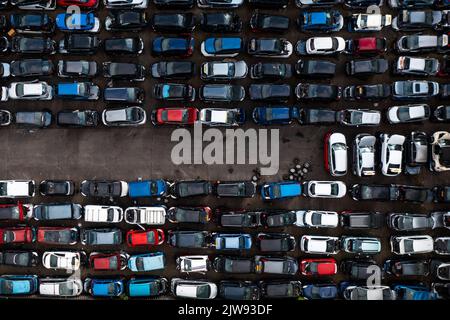 LEEDS, GROSSBRITANNIEN - 2. SEPTEMBER 2022. Eine Luftaufnahme direkt über Reihen beschädigter Autos auf einem Schrottplatz oder Schrottplatz. Stockfoto