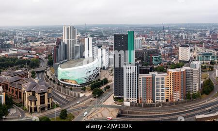 Eine Luftaufnahme der ersten Direct Arena und der umliegenden Gebäude im Arena Quarter in einer Skyline von Leeds Stockfoto