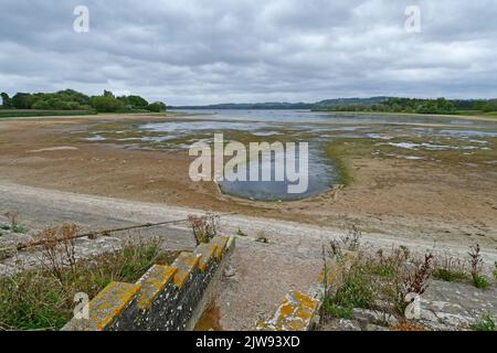 Chew Valley, Großbritannien. 04. September 2022. An einem sehr feuchten Nachmittag zeigt der Chew Valley See, der einmal voll mit Wasser war, jetzt Anzeichen von mangelndem Regenwasser. Bildquelle: Robert Timoney/Alamy Live News Stockfoto