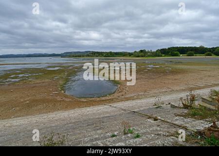 Chew Valley, Großbritannien. 04. September 2022. An einem sehr feuchten Nachmittag zeigt der Chew Valley See, der einmal voll mit Wasser war, jetzt Anzeichen von mangelndem Regenwasser. Bildquelle: Robert Timoney/Alamy Live News Stockfoto