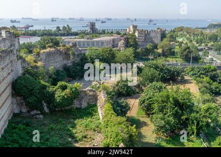 2. September 2022: Blick auf den Innenraum, den Innenhof und die Umgebung des Festungsmuseums Yedikule, das am 2. September 2022 im Stadtteil Yedikule in Fatih in Istanbul, Türkei, als befestigter historischer Bau genutzt wurde. Der 1458 im Auftrag des osmanischen Sultans Mehmed II. Erbaute sieben-Turm-Komplex wurde durch die Hinzufügung von drei neuen Türmen und die vollständige Einschließung eines Abschnitts der antiken Mauern von Konstantinopel geschaffen. Einschließlich der zwei Zwillingstürme, die ursprünglich das Triumphtor bildeten, das von den römischen Kaisern Theodosius I. und Theodosius II. Erbaut wurde (Credit Ima Stockfoto