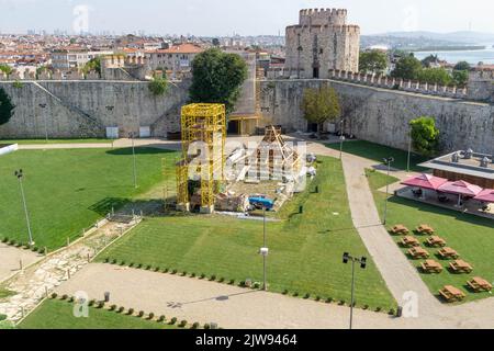 2. September 2022: Blick auf den Innenraum, den Innenhof und die Umgebung des Festungsmuseums Yedikule, das am 2. September 2022 im Stadtteil Yedikule in Fatih in Istanbul, Türkei, als befestigter historischer Bau genutzt wurde. Der 1458 im Auftrag des osmanischen Sultans Mehmed II. Erbaute sieben-Turm-Komplex wurde durch die Hinzufügung von drei neuen Türmen und die vollständige Einschließung eines Abschnitts der antiken Mauern von Konstantinopel geschaffen. Einschließlich der zwei Zwillingstürme, die ursprünglich das Triumphtor bildeten, das von den römischen Kaisern Theodosius I. und Theodosius II. Erbaut wurde (Credit Ima Stockfoto