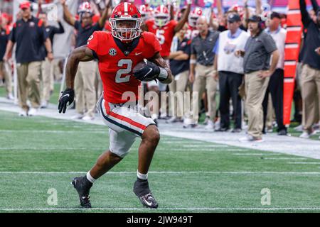 3. September 2022: Georgia's Kendall Milton (2) punktet bei diesem Lauf während des Kick-fil-A Kickoff-Spiels mit den Georgia Bulldogs und den Oregon Ducks, gespielt im Mercedes Benz Stadium in Atlanta, Georgia. Georgien besiegt Oregon 49-3. Cecil Copeland/CSM Stockfoto