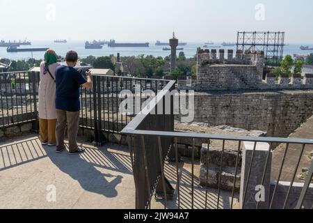 2. September 2022: Blick auf den Innenraum, den Innenhof und die Umgebung des Festungsmuseums Yedikule, das am 2. September 2022 im Stadtteil Yedikule in Fatih in Istanbul, Türkei, als befestigter historischer Bau genutzt wurde. Der 1458 im Auftrag des osmanischen Sultans Mehmed II. Erbaute sieben-Turm-Komplex wurde durch die Hinzufügung von drei neuen Türmen und die vollständige Einschließung eines Abschnitts der antiken Mauern von Konstantinopel geschaffen. Einschließlich der zwei Zwillingstürme, die ursprünglich das Triumphtor bildeten, das von den römischen Kaisern Theodosius I. und Theodosius II. Erbaut wurde (Credit Ima Stockfoto
