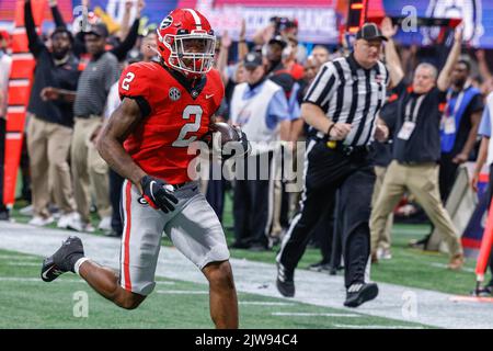 3. September 2022: Georgia's Kendall Milton (2) punktet bei diesem Lauf während des Kick-fil-A Kickoff-Spiels mit den Georgia Bulldogs und den Oregon Ducks, gespielt im Mercedes Benz Stadium in Atlanta, Georgia. Georgien besiegt Oregon 49-3. Cecil Copeland/CSM Stockfoto