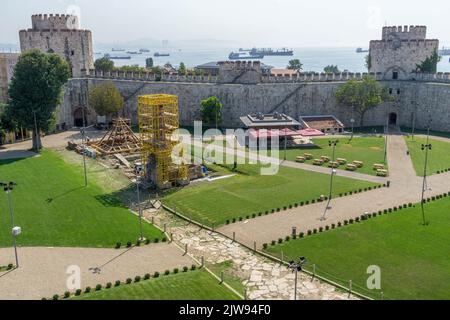 2. September 2022: Blick auf den Innenraum, den Innenhof und die Umgebung des Festungsmuseums Yedikule, das am 2. September 2022 im Stadtteil Yedikule in Fatih in Istanbul, Türkei, als befestigter historischer Bau genutzt wurde. Der 1458 im Auftrag des osmanischen Sultans Mehmed II. Erbaute sieben-Turm-Komplex wurde durch die Hinzufügung von drei neuen Türmen und die vollständige Einschließung eines Abschnitts der antiken Mauern von Konstantinopel geschaffen. Einschließlich der zwei Zwillingstürme, die ursprünglich das Triumphtor bildeten, das von den römischen Kaisern Theodosius I. und Theodosius II. Erbaut wurde (Credit Ima Stockfoto