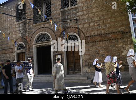 Panoramablick auf die Prozession der Ikone der Jungfrau Maria auf dem Gelände der historischen russisch-byzantinischen Kirche der Heiligen Dreifaltigkeit in Athen, Griechenland. Stockfoto