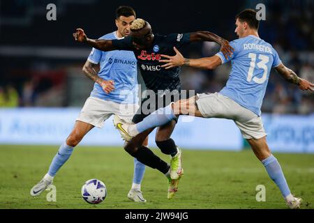 Der italienische Verteidiger von Latium Alessio Romagnoli fordert den Ball mit dem nigrischen Stürmer Victor Osimhen von SSC Napoli während des Fußballspiels der SS Lazio und des ssc napoli im Olimpico Stadium Rom, Zentrum Italiens, am 3. September 2021. Stockfoto