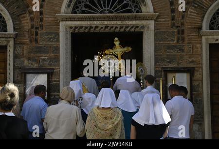 Panoramablick auf die Prozession der Ikone der Jungfrau Maria auf dem Gelände der historischen russisch-byzantinischen Kirche der Heiligen Dreifaltigkeit in Athen, Griechenland. Stockfoto