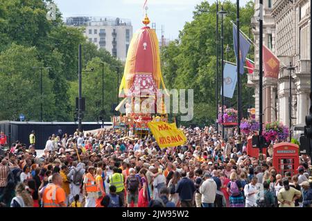 London, Großbritannien, 4.. September 2022. Hunderte von Hare Krishna-Anhängern tanzten in einer bunten Prozession neben einem riesigen Wagen, der von Seilen gezogen wurde. Die Feierlichkeiten wurden am Trafalgar Square fortgesetzt, wo die Gäste Aufführungen genossen. Kredit: Elfte Stunde Fotografie/Alamy Live Nachrichten Stockfoto