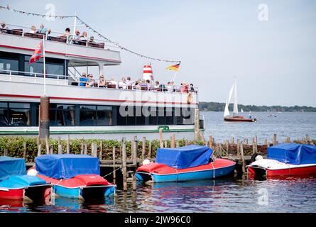 Bad Zwischenahn, Deutschland. 04. September 2022. Bei sonnigem Wetter warten die Passagiere auf dem Deck des Ausflugsschiffes 'Bad Zwischenahn' auf den Start einer Rundfahrt auf dem Zwischenahner Meer. Quelle: Hauke-Christian Dittrich/dpa/Alamy Live News Stockfoto