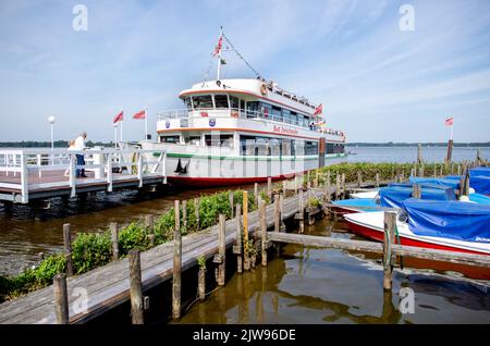 Bad Zwischenahn, Deutschland. 04. September 2022. Bei sonnigem Wetter warten die Passagiere auf dem Deck des Ausflugsschiffes 'Bad Zwischenahn' auf den Start einer Rundfahrt auf dem Zwischenahner Meer. Quelle: Hauke-Christian Dittrich/dpa/Alamy Live News Stockfoto