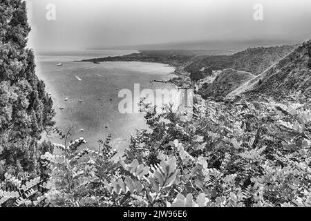 Luftaufnahme der malerischen Uferpromenade von Taormina, aus der Sicht des Public Garden von Taormina, Sizilien, Italien Stockfoto