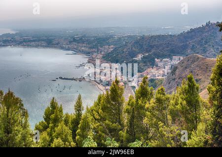 Luftaufnahme der malerischen Uferpromenade von Taormina, aus der Sicht des Public Garden von Taormina, Sizilien, Italien Stockfoto