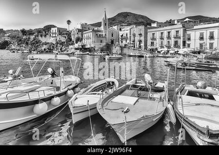 Blick auf Marina Corta, kleinerer Hafen in der Hauptstadt Lipari, der größten der Äolischen Inseln, Italien Stockfoto