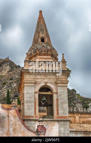 Antiker Glockenturm, ikonisches Wahrzeichen am zentralen Platz von Taormina, Sizilien, Italien Stockfoto