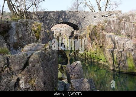 Die Birks Bridge über den Fluss Duddon in der Nähe von Seathwaite, Duddon Valley, Cumbria Stockfoto