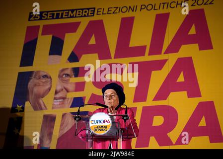 Emma Bonino, Senatorin der Partei + Europa, spricht auf der Bühne während der offiziellen Eröffnung des Wahlkampfs für die politischen Wahlen in Italien, die am 25. September 2022 anstehen. Stockfoto