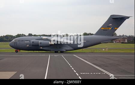 Eine Boeing C-17A Globemaster III der United States Air Force, die am Belfast International Airport, Nordirland, besteuert. Seriennummer 09-9205. Stockfoto