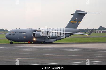 Eine Boeing C-17A Globemaster III der United States Air Force, die am Belfast International Airport, Nordirland, besteuert. Seriennummer 09-9205. Stockfoto