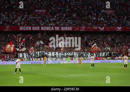 Sevilla, Spanien. 03.. Sep, 2022. Unterstützer während des Liga-Spiels zwischen dem FC Sevilla und dem FC Barcelona im Ramon Sanchez Pizjuan Stadium in Sevilla, Spanien. Bild: DAX Images/Alamy Live News Stockfoto