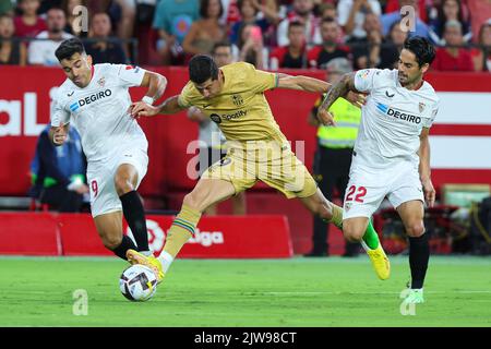 Sevilla, Spanien. 03. September 2022. Robert Lewandowski vom FC Barcelona (c) im Einsatz mit Francisco Alarcon 'isco' vom FC Sevilla (r) und Marcos Acuna vom FC Sevilla (l) während des Liga-Spiels zwischen dem FC Sevilla und dem FC Barcelona im Stadion Ramon Sanchez Pizjuan in Sevilla, Spanien. Bild: DAX Images/Alamy Live News Stockfoto