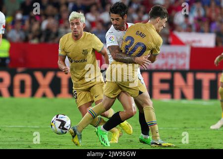 Sevilla, Spanien. 03. September 2022. Francisco Alarcon 'isco' vom FC Sevilla im Einsatz mit Pablo Martín Páez Gavira 'Gavi' vom FC Barcelona während des Liga-Spiels zwischen dem FC Sevilla und dem FC Barcelona im Ramon Sanchez Pizjuan Stadium in Sevilla, Spanien. Bild: DAX Images/Alamy Live News Stockfoto