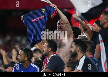 Sevilla, Spanien. 03.. Sep, 2022. Unterstützer während des Liga-Spiels zwischen dem FC Sevilla und dem FC Barcelona im Ramon Sanchez Pizjuan Stadium in Sevilla, Spanien. Bild: DAX Images/Alamy Live News Stockfoto