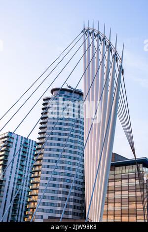 Media City Footbridge bei Sonnenuntergang - MANCHESTER, Großbritannien - 15. AUGUST 2022 Stockfoto