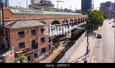 Bahnhof Deansgate Castlefield in Manchester - MANCHESTER, Großbritannien - 15. AUGUST 2022 Stockfoto