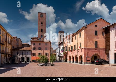 Alba, Langhe, Piemont, Italien - 16. August 2022: Piazza Risorgimento historisches Zentrum der Stadt mit dem Rathaus, dem mittelalterlichen Turm Stockfoto