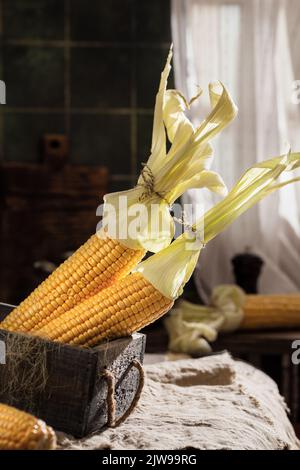 Koben von süßem goldenem Mais in einer Holzkiste Stockfoto