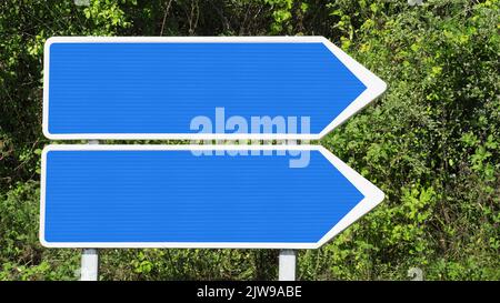 Neues, leeres blaues Straßenschild Stockfoto