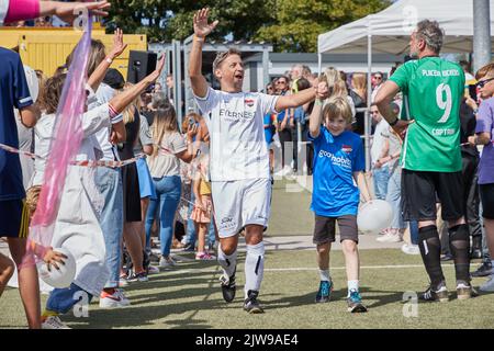 Hamburg, Deutschland. 04. September 2022. Patrick Bach, Schauspieler, tritt bei der Charity-Veranstaltung „Kicken mit Herz“ auf den Platz. Unter dem Motto „Soccer Peace & Love - Flower Power“ traten prominente Spieler bei der Veranstaltung gegen eine Auswahl von UKE-Ärzten zugunsten der pädiatrischen Kardiologie des Universitätsklinikums Hamburg Eppendorf (UKE) an. Quelle: Georg Wendt/dpa/Alamy Live News Stockfoto