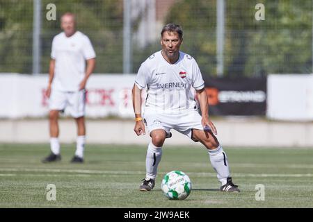 Hamburg, Deutschland. 04. September 2022. Patrick Bach, Schauspieler, spielt Ball bei der Charity-Veranstaltung „Kicken mit Herz“. Unter dem Motto „Soccer Peace & Love - Flower Power“ traten prominente Spieler bei der Veranstaltung gegen eine Auswahl von UKE-Ärzten zugunsten der pädiatrischen Kardiologie des Universitätsklinikums Hamburg Eppendorf (UKE) an. Quelle: Georg Wendt/dpa/Alamy Live News Stockfoto