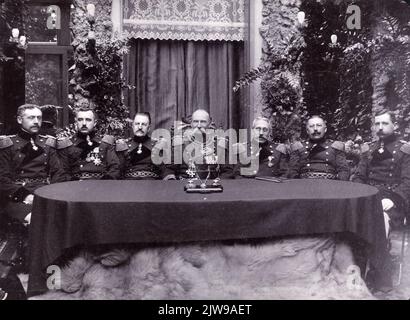 Gruppenportrait des Kapitels des souveränen Malteserordens in Utrecht. Mit Füßen, an einem Tisch sitzend. Von links nach rechts: J.F.J.F. Baron van Dordt an Medler (Ritter des ersten Kapitels), Jonkheer E.B.F.F. Wittert van Hoogland (Kanzler), F.A.J. Baron van Wijnbergen (Koadjutor), J.J.G. Baron van Voorst to Voorst (Bailiff), A.M.J.E.A. Baron van Lamsweerde (Werkmeester), G.F.M. Baron van Hugenpoth an Aerdt (Schatzmeister) und E.O.J.M. Baron von Hövell bis Westerflier (Ritter im zweiten Kapitel). Stockfoto