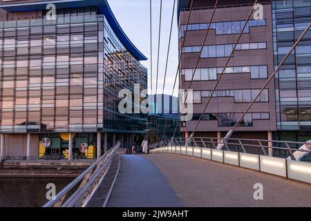 Media City Footbridge bei Sonnenuntergang - MANCHESTER, Großbritannien - 15. AUGUST 2022 Stockfoto