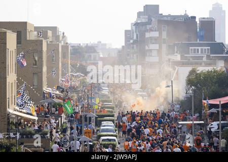 ZANDVOORT - Rennfans auf dem Heimweg von der Rennstrecke in Zandvoort, wo der Grand Prix der Niederlande F1 stattfand. ANP RAMON VAN FLYMEN Stockfoto