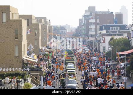 ZANDVOORT - Rennfans auf dem Heimweg von der Rennstrecke in Zandvoort, wo der Grand Prix der Niederlande F1 stattfand. ANP RAMON VAN FLYMEN Stockfoto