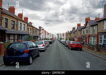 Die Orme Road liegt in Bangor, Nord-Wales, und weist auf die Menai Strait hin, wo der große Orme bei Llandudno zu sehen ist. Stockfoto