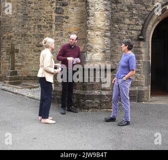 P. Daniel Palmer, Gemeindeverwalter, mit Gemeindemitgliedern nach der Messe am letzten Sonntag, bevor er die Kirche der Verkündigung, New Mills, verließ.. Stockfoto