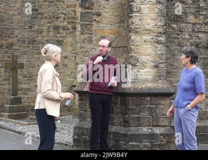 P. Daniel Palmer, Gemeindeverwalter, mit Gemeindemitgliedern nach der Messe am letzten Sonntag, bevor er die Kirche der Verkündigung, New Mills, verließ.. Stockfoto