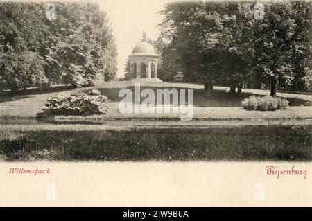 Blick über den Teich im Park Willinkshof in Rijsenburg, mit der Kuppel im Hintergrund. N.B. später wurde der Name Willinkshof in Beerschoten-Willinkshof geändert. Die Gemeinden Driebergen und Rijsenburg wurden am 1. Mai 1931 in die Gemeinde Driebergen-Rijsenburg zusammengeführt. Stockfoto