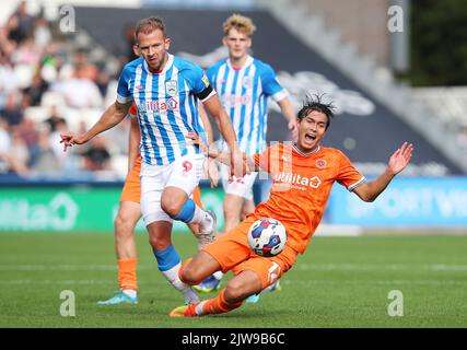 Huddersfield, Großbritannien. 4. September 2022. Jordan Rhodes von Huddersfield Town kämpft während des Sky Bet Championship-Spiels im John Smith's Stadium, Huddersfield, um den Ball mit Kenneth Dougall von Blackpool. Bildnachweis sollte lauten: Lexy Ilsley/Sportimage Kredit: Sportimage/Alamy Live News Stockfoto