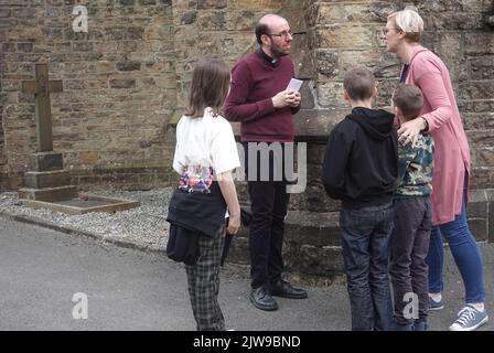 P. Daniel Palmer, Gemeindeverwalter, mit Gemeindemitgliedern nach der Messe am letzten Sonntag, bevor er die Kirche der Verkündigung, New Mills, verließ.. Stockfoto