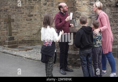 P. Daniel Palmer, Gemeindeverwalter, mit Gemeindemitgliedern nach der Messe am letzten Sonntag, bevor er die Kirche der Verkündigung, New Mills, verließ.. Stockfoto